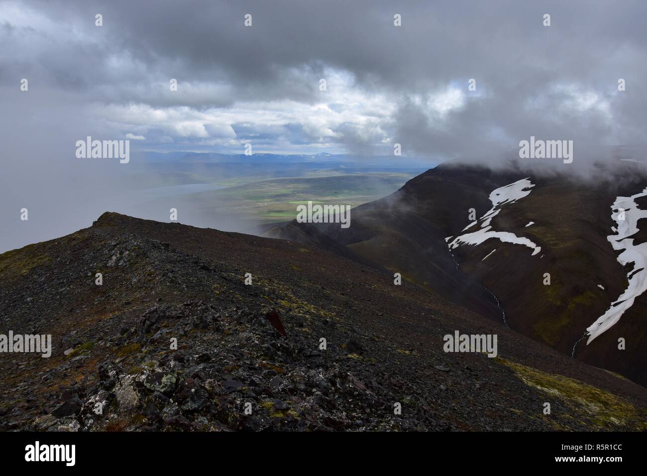 Isländische Landschaft. Auf der Oberseite des Svinadalsfjall bei schlechtem Wetter. Wolken, schließen. Stockfoto