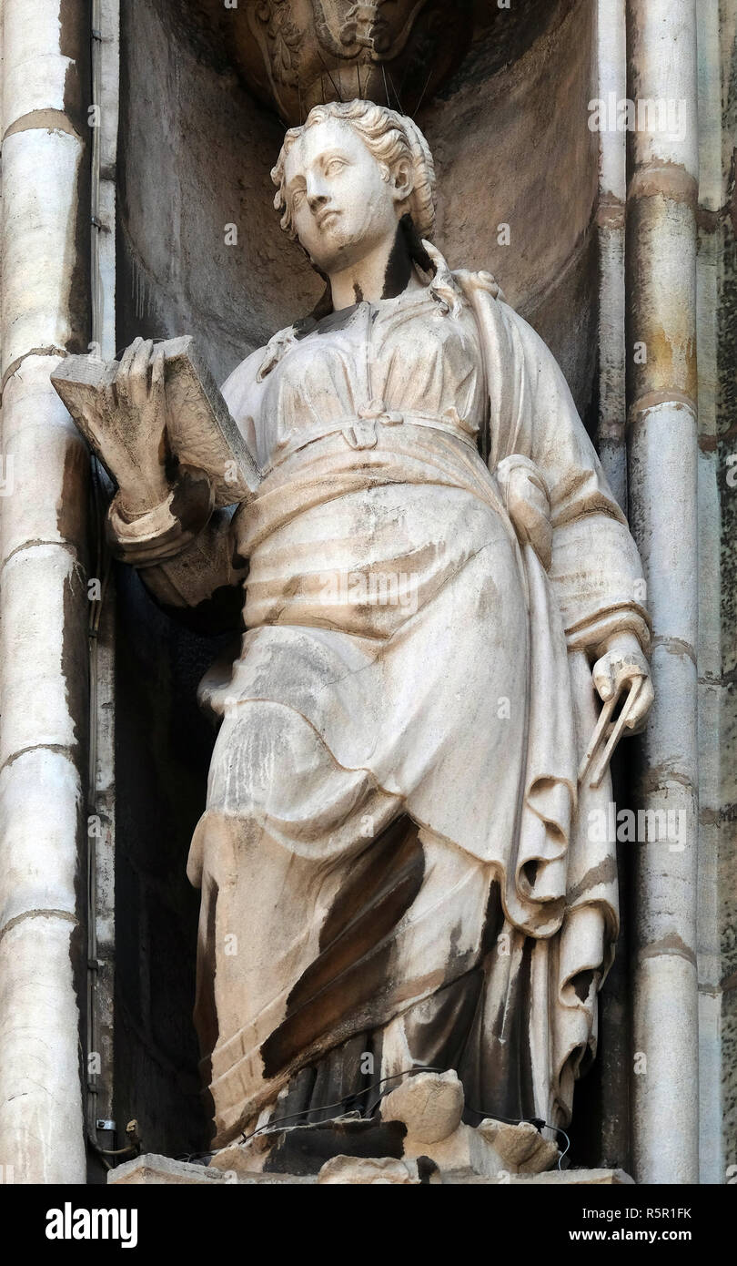 Statue des Heiligen auf der Fassade der Mailänder Dom, Duomo di Santa Maria Nascente, Mailand, Lombardei, Italien Stockfoto