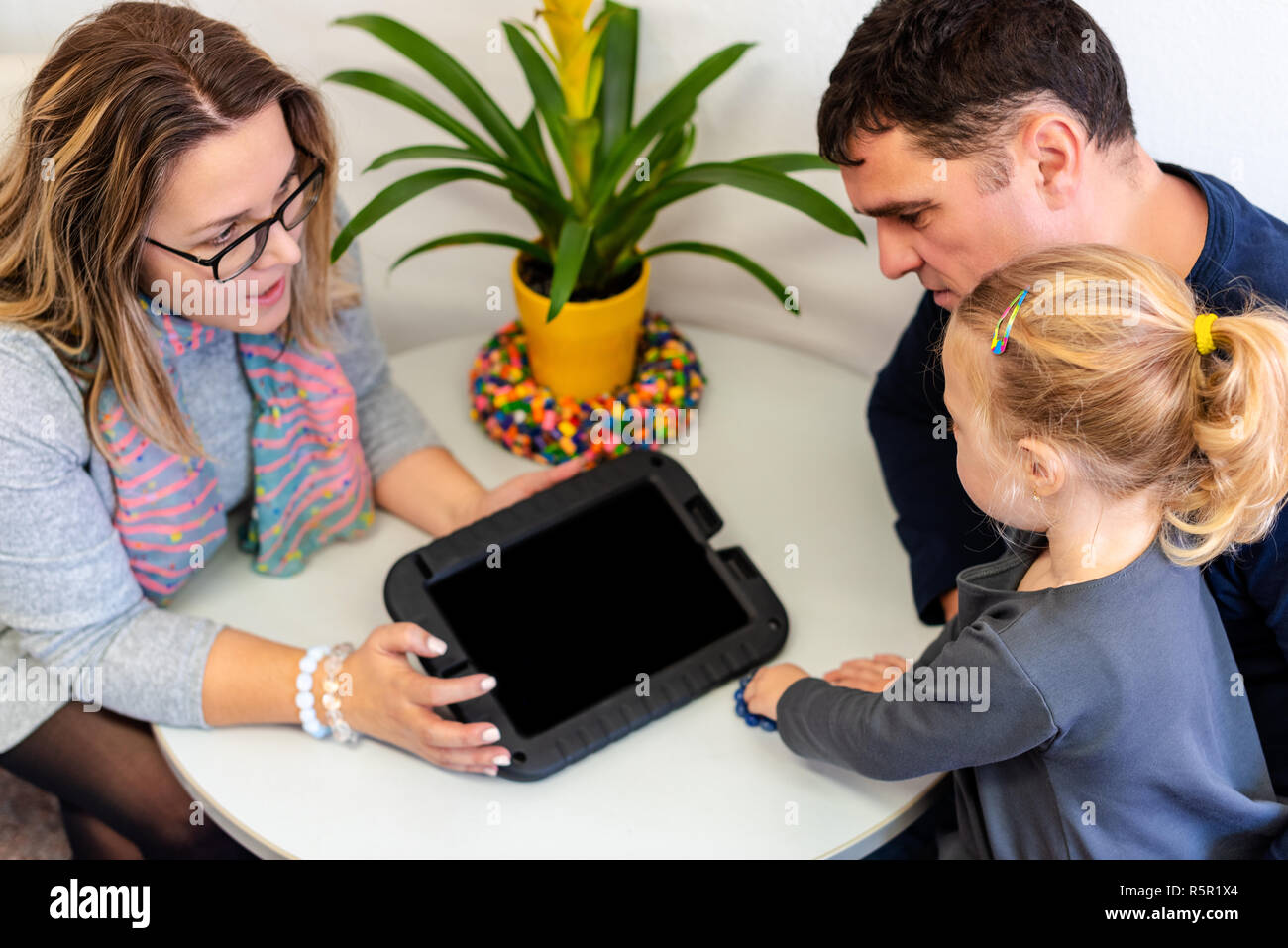 Vater und Kind Tochter in Therapeut Büro während der Beratung Bewertung treffen. Stockfoto