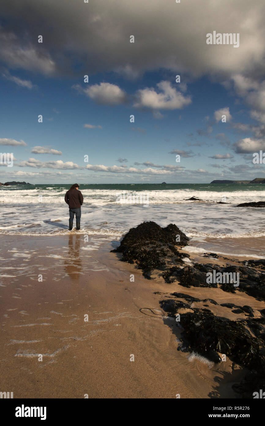 Mann, der an einem Strand in Cornwall, Großbritannien Stockfoto
