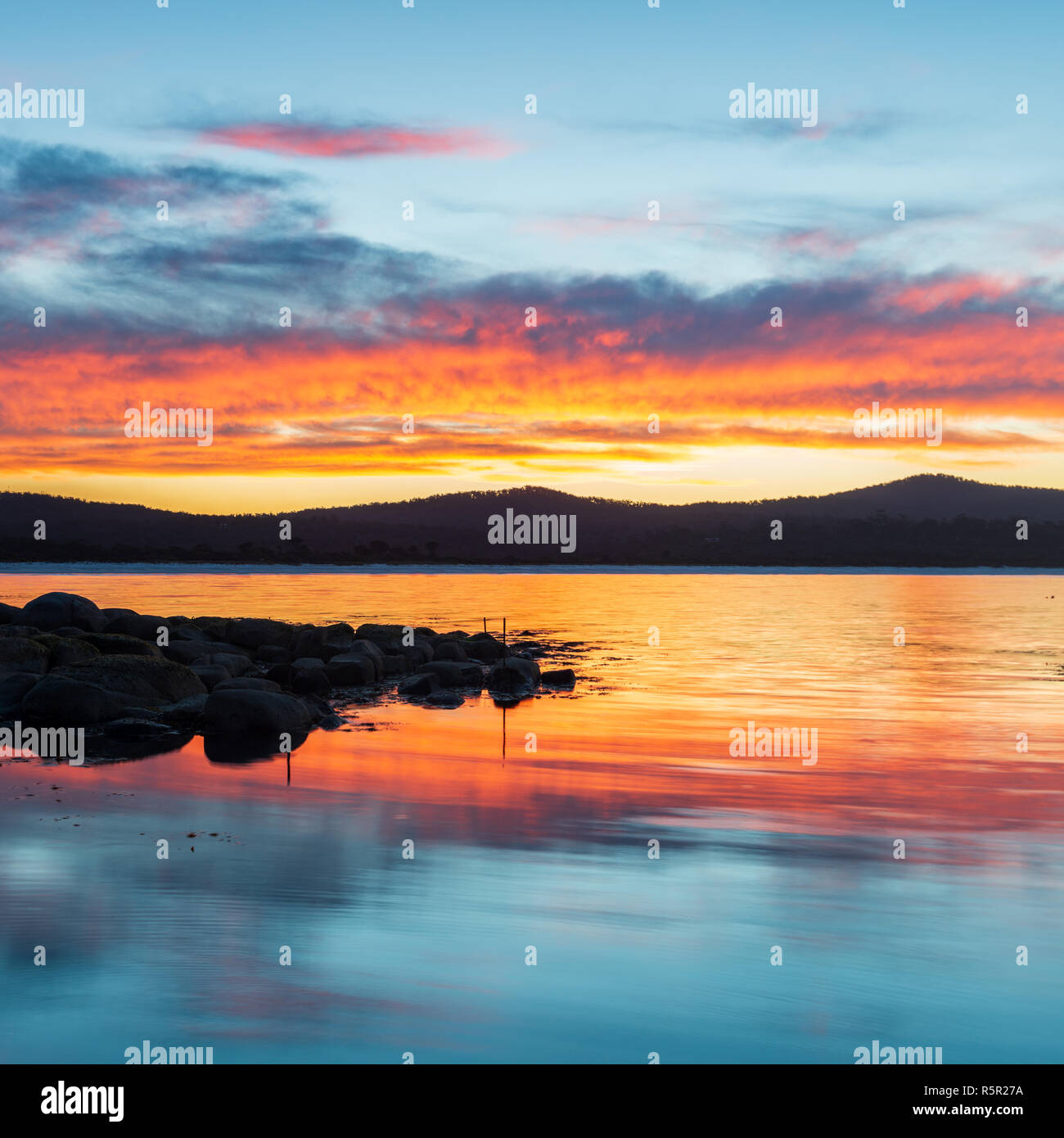 Binalong Bay, Tasmanien, Australien. Sonnenuntergang über dem berühmten Tasmanischen Lage in der Bucht von Bränden. Stockfoto