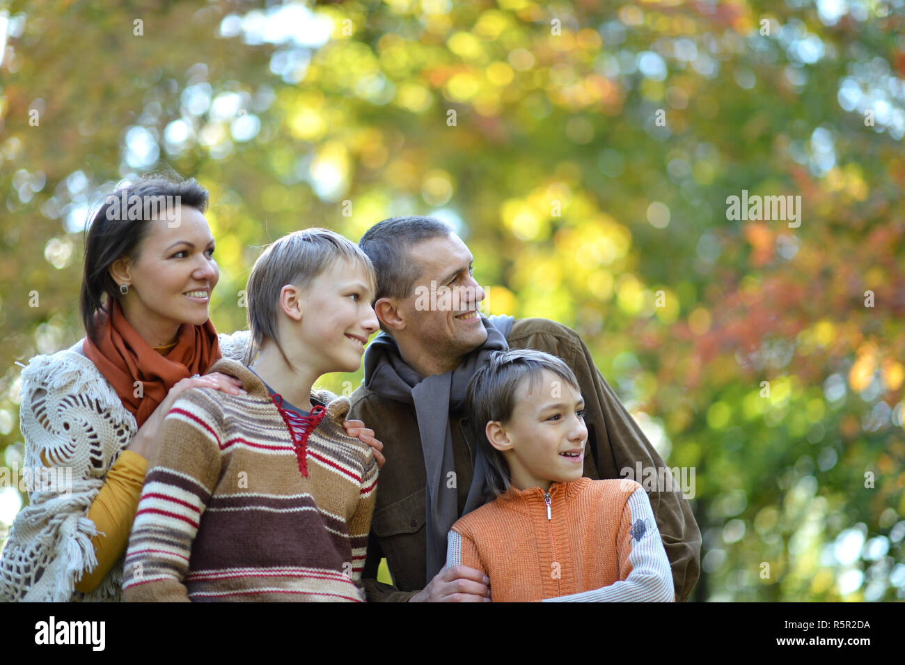Familie von vier Fuß im Herbst Park Stockfoto