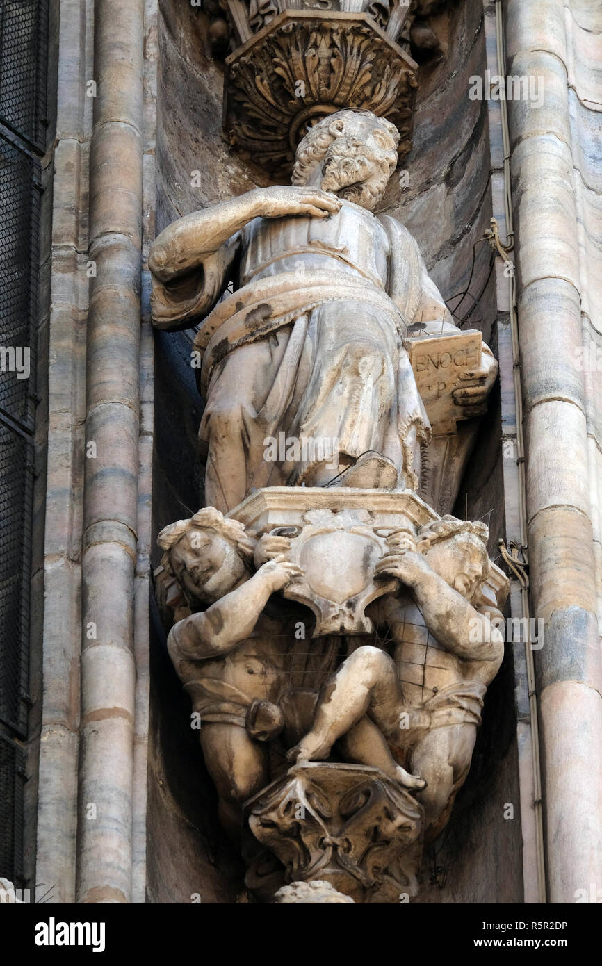 Statue des Heiligen auf der Fassade der Mailänder Dom, Duomo di Santa Maria Nascente, Mailand, Lombardei, Italien Stockfoto