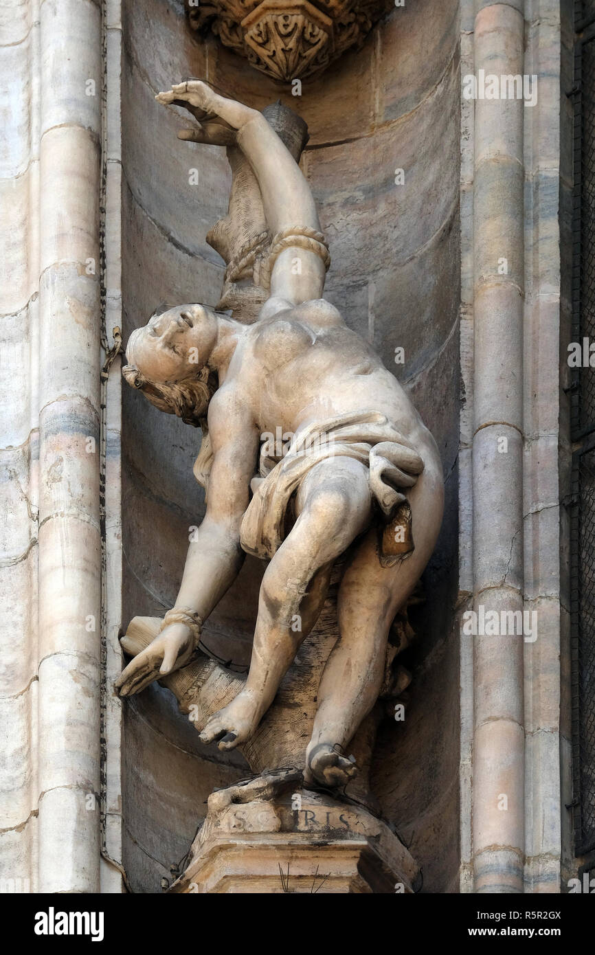 Statue des Heiligen auf der Fassade der Mailänder Dom, Duomo di Santa Maria Nascente, Mailand, Lombardei, Italien Stockfoto