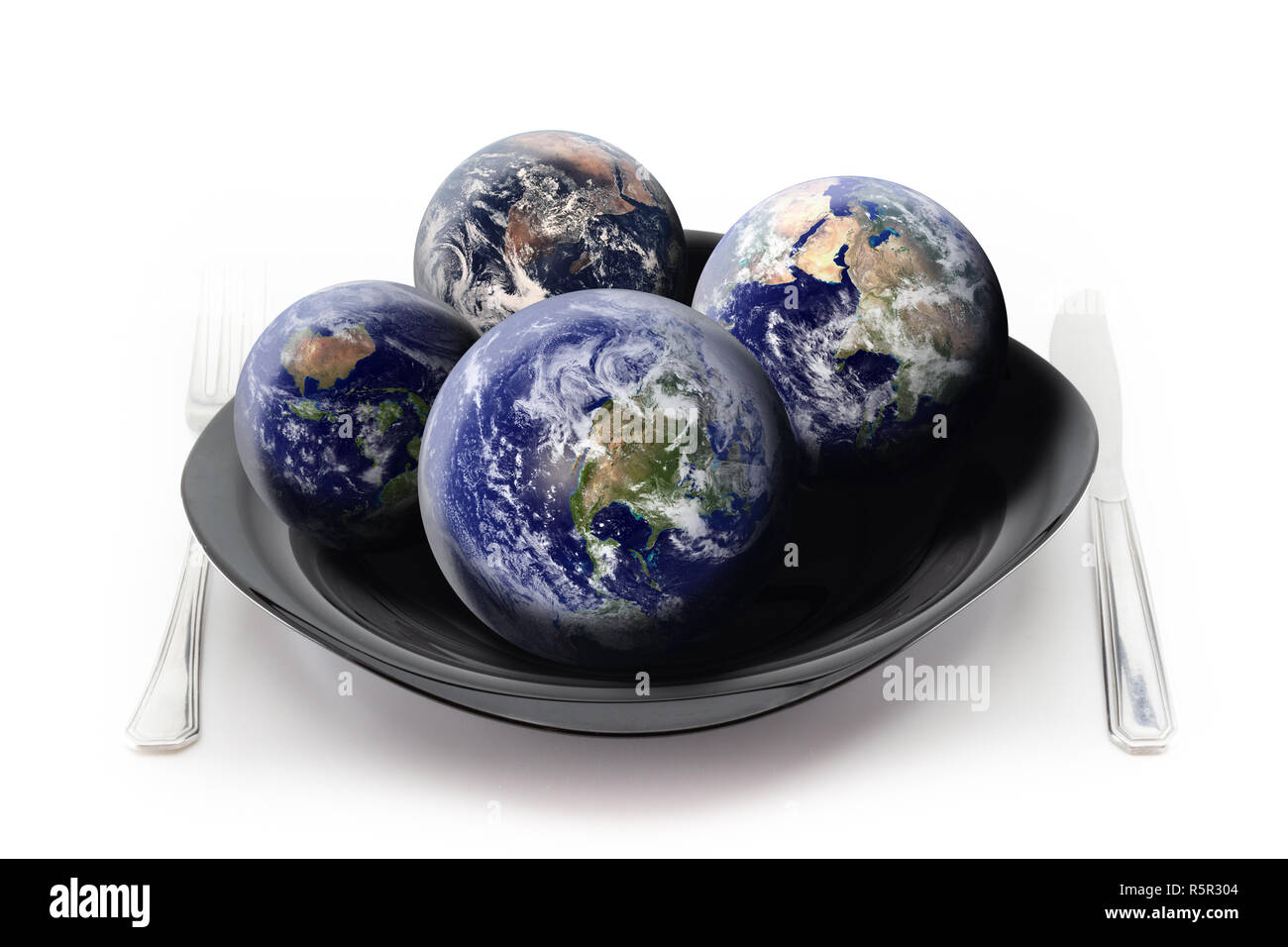 Wie viele Erden brauchen wir unseren Hunger zu befriedigen? Konzept über die Übernutzung von unserem Planeten Erde angezeigte Produkte: 4 Globen an der Platte. Stockfoto