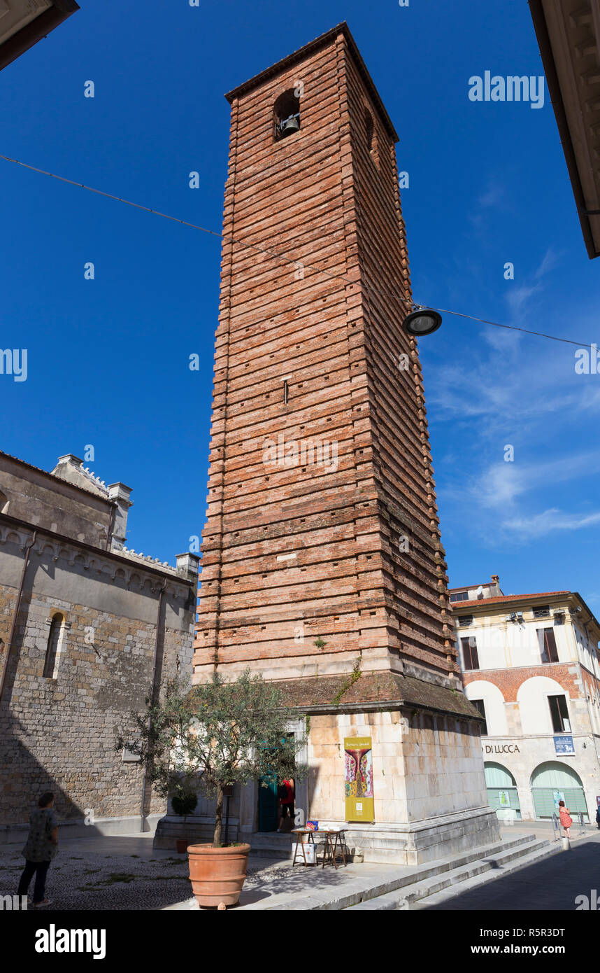 Alte Glockenturm in Cathedral Square, Pietrasanta, Italien Stockfoto