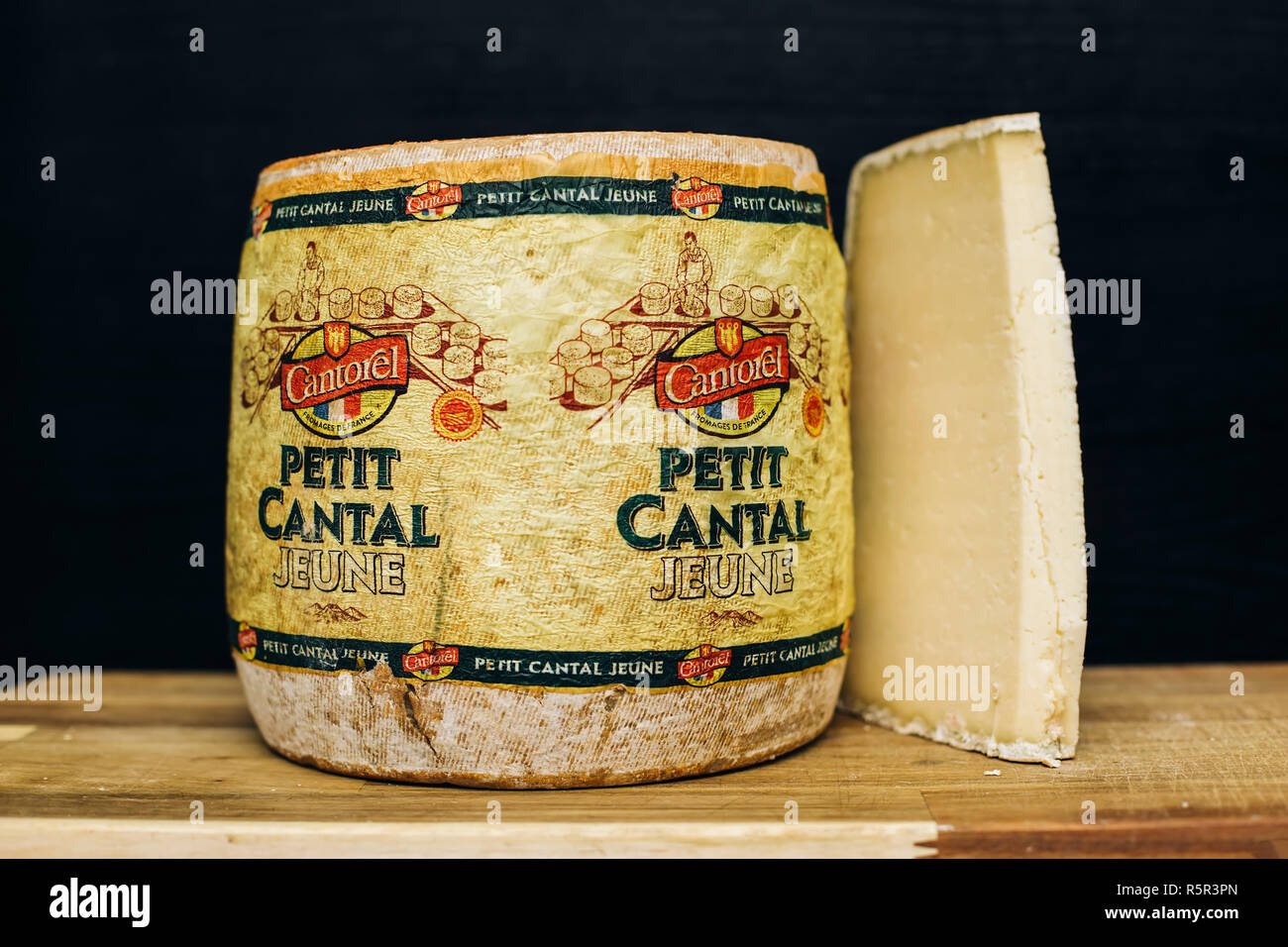 Belgrad, SERBIEN - 22. NOVEMBER 2018: Detail der Petit Cantal jeune Käse in Belgrad, Serbien. Käse aus dem Cantal jeune ist eine Art von festen Käse produziert Ich Stockfoto