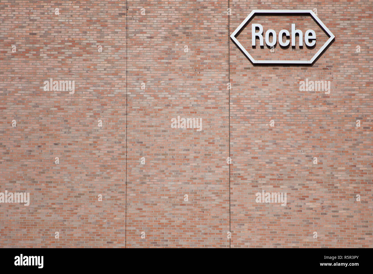 BASEL, SCHWEIZ, 22. SEPTEMBER 2018: Ansicht bei Roche Zeichen an der Wand, in Basel, Schweiz. Roche ist ein Schweizer multinationale Unternehmen im Gesundheitswesen und f Stockfoto
