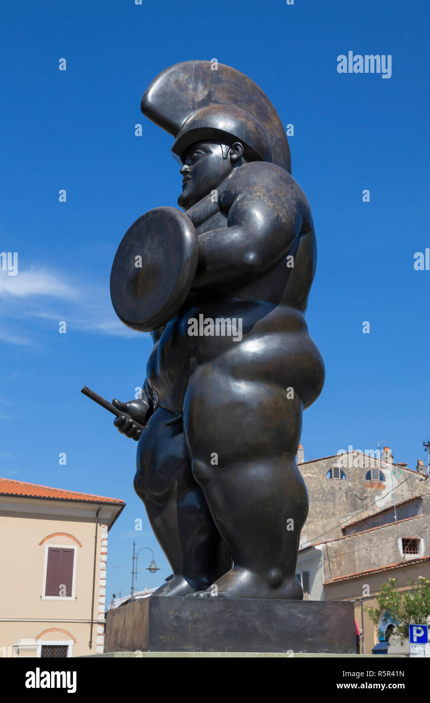 Fernando Boteros 'der Krieger' in Pietrasanta, Toskana, Italien Stockfoto