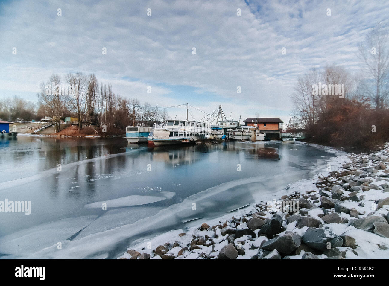 Eisige werft Bay. Winter Saison mit tiefblauen Himmel Stockfoto