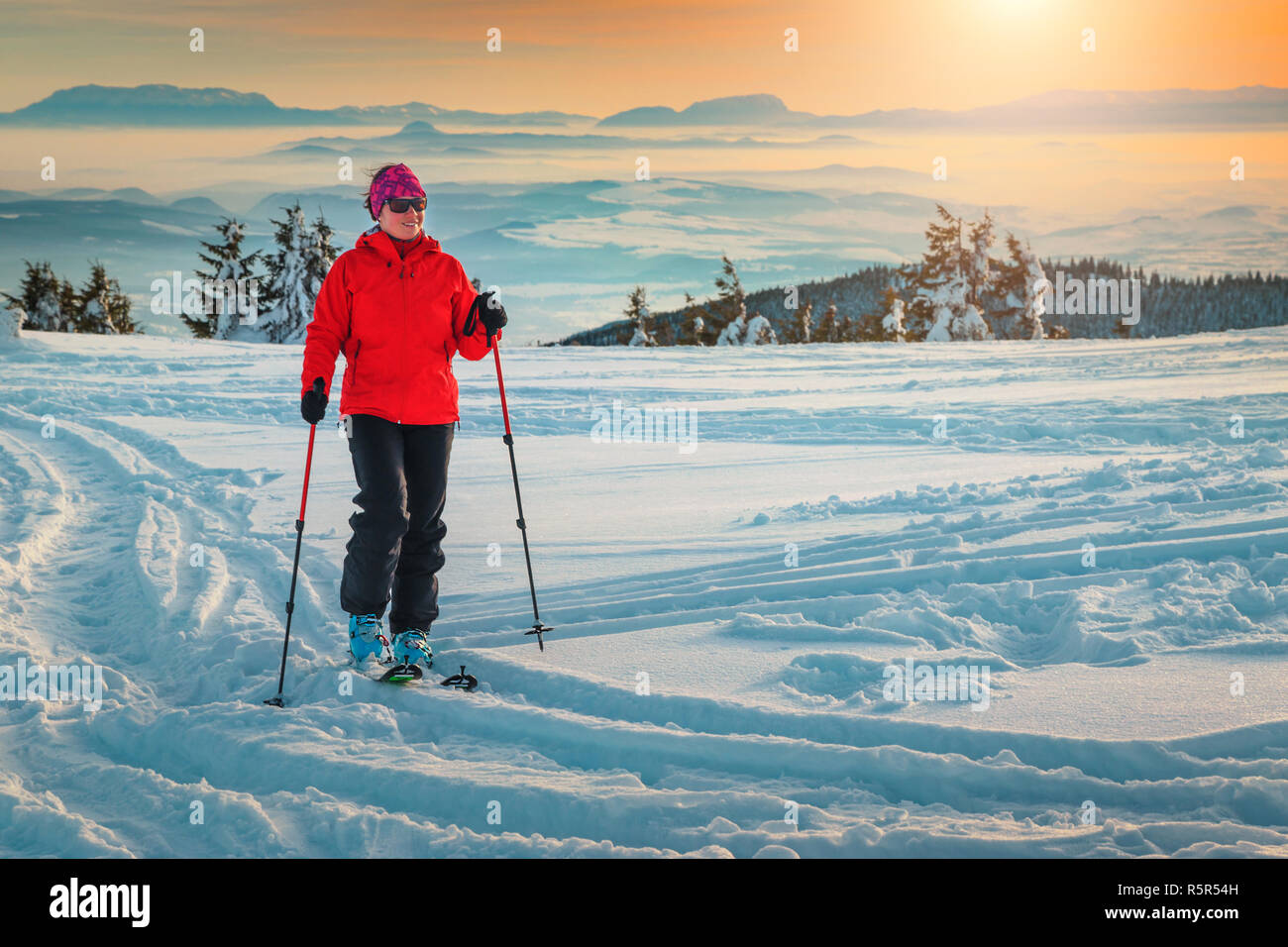Winter Outdoor Aktivität, Skitouren im hochalpinen Berge. Abenteuer, Winter Sport, Skitouren in spektakulären Bergen, Siebenbürgen, Rumänien, Eur Stockfoto