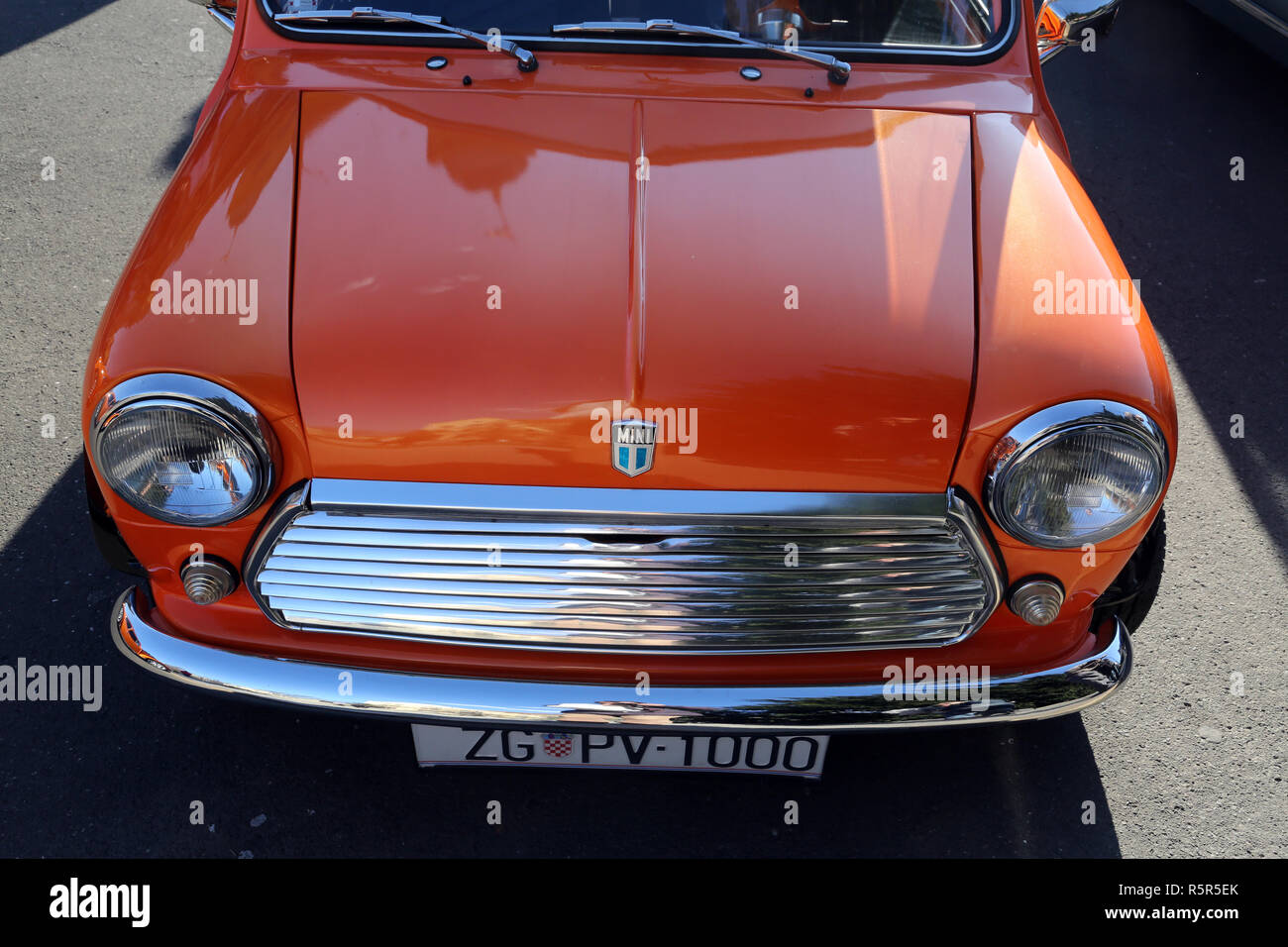 Vor Mini Morris, Oldtimer während der Retro Mobile Parade in Zagreb, Kroatien ausgestellt Stockfoto