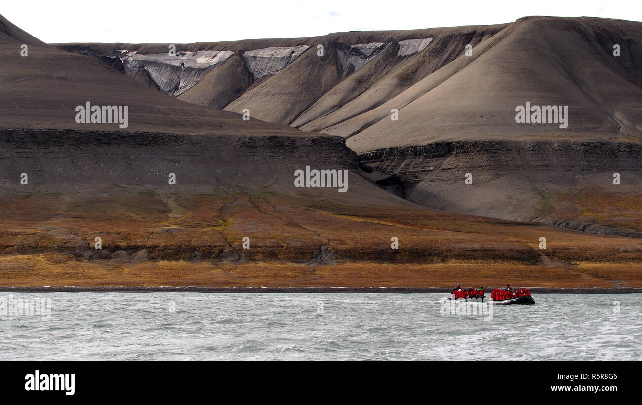 Zodiacs mit Touristen auf Freemansundet, Svalbard Stockfoto
