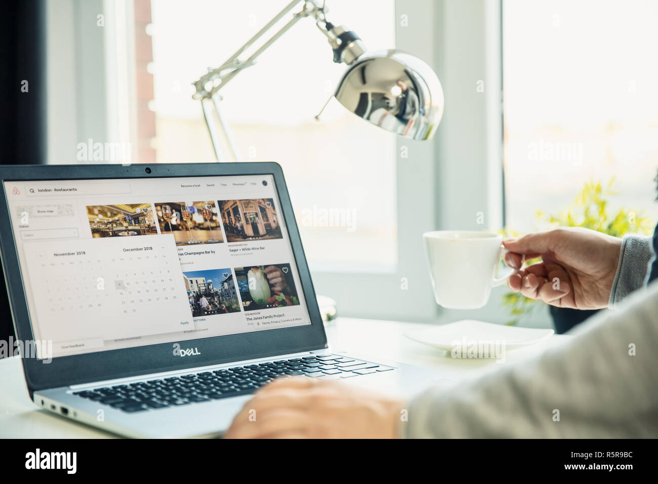 WROCLAW, Polen - 29. NOVEMBER 2018: Moderne Laptop auf dem Schreibtisch im Büro mit airbnb Webseite auf dem Bildschirm. A‌i‌r‌b‌n‌b‌, ‌ ‌I‌n‌c‌. ‌ ist ein online m Stockfoto
