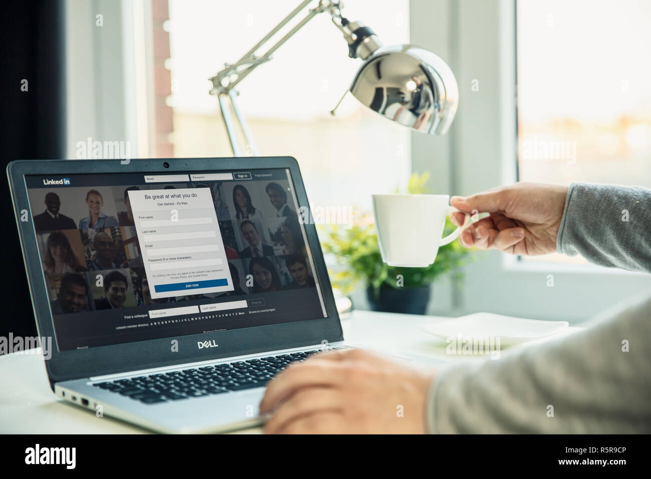 WROCLAW, Polen - 29. NOVEMBER 2018: Moderne Laptop auf dem Schreibtisch im Büro mit Linkedin Webseite auf dem Bildschirm. LinkedIn ist ein Unternehmen und Beschäftigung - Stockfoto