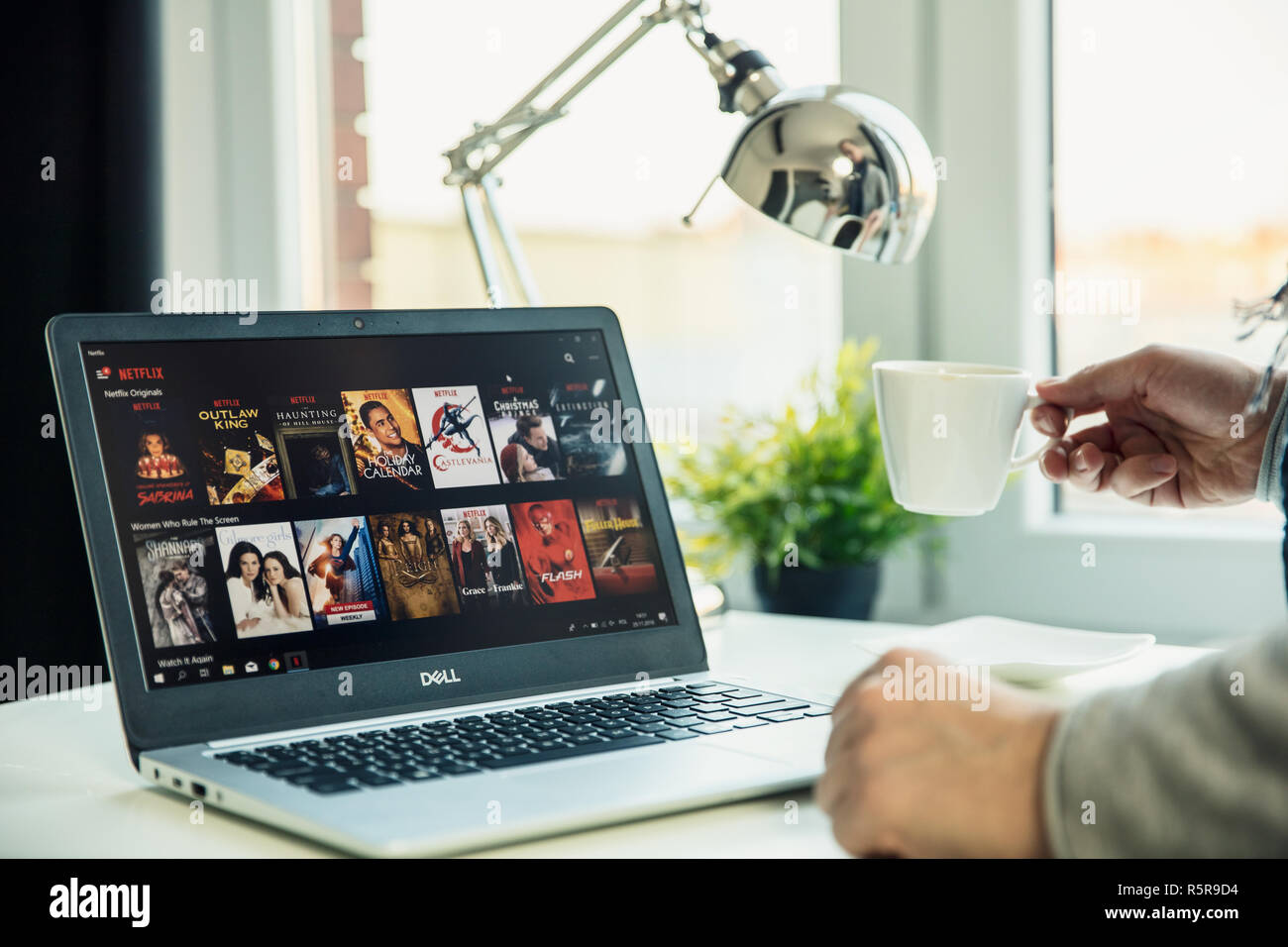 WROCLAW, Polen - 29. NOVEMBER 2018: Moderne Laptop auf dem Schreibtisch im Büro mit Netflix Anwendung auf dem Bildschirm. Netflix ist ein Amerikaner, der primäre Stockfoto
