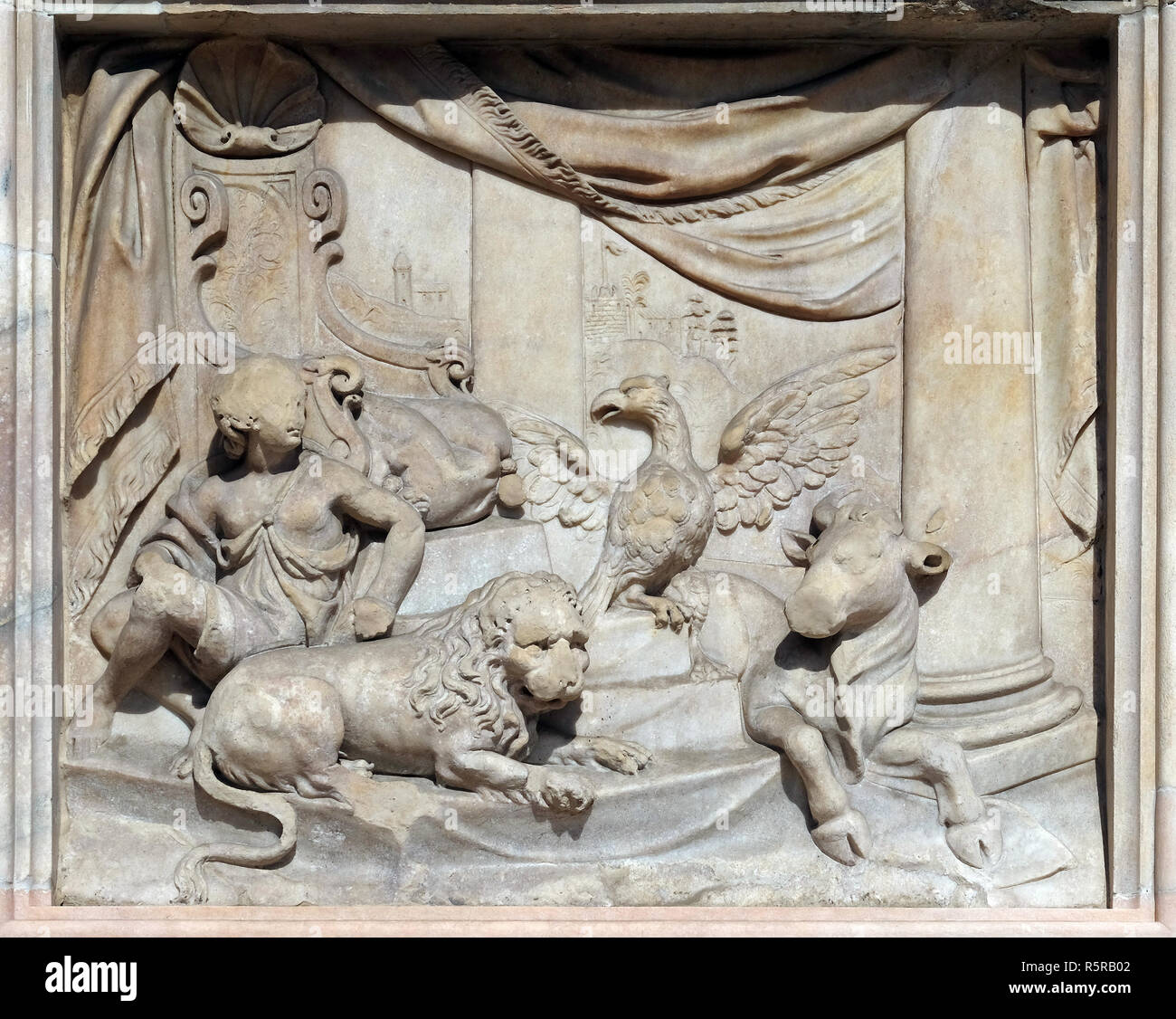Thron Gottes und die vier lebendigen Wesen, Marmor Relief auf der Fassade der Mailänder Dom, Duomo di Santa Maria Nascente, Mailand, Lombardei, Italien Stockfoto
