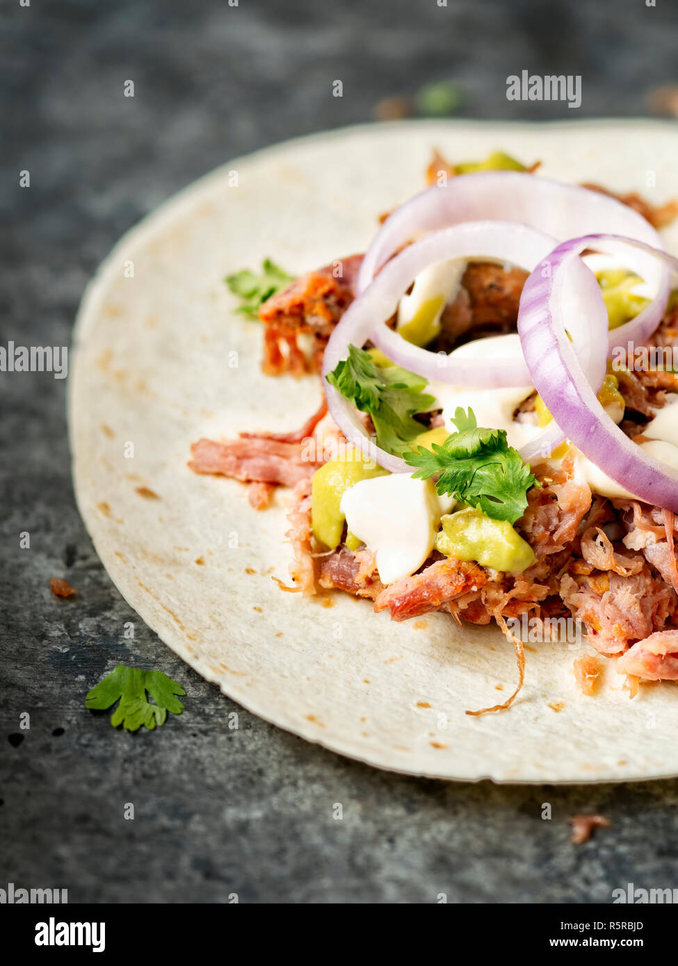 Im rustikalen mexikanischen Amerikaner zog Schweinefleisch Tacos Stockfoto