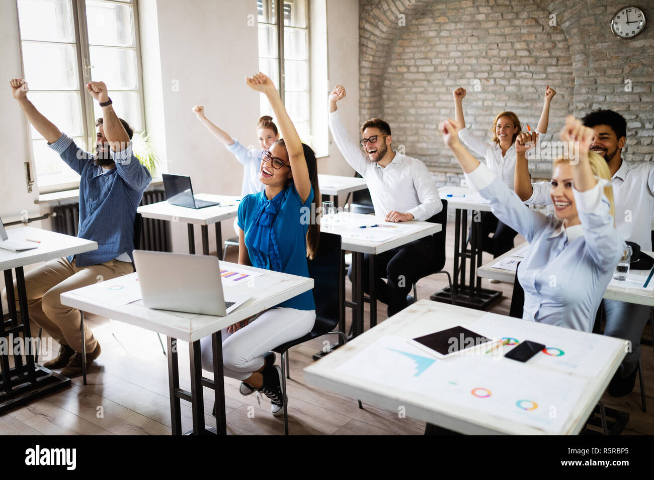 Erfolgreiche glücklichen Gruppe von Menschen lernen Software Engineering und Business während der Präsentation Stockfoto