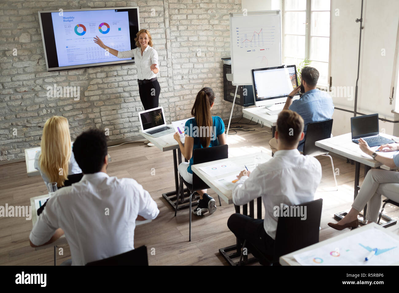 Erfolgreiche glücklichen Gruppe von Menschen lernen Software Engineering und Business während der Präsentation Stockfoto