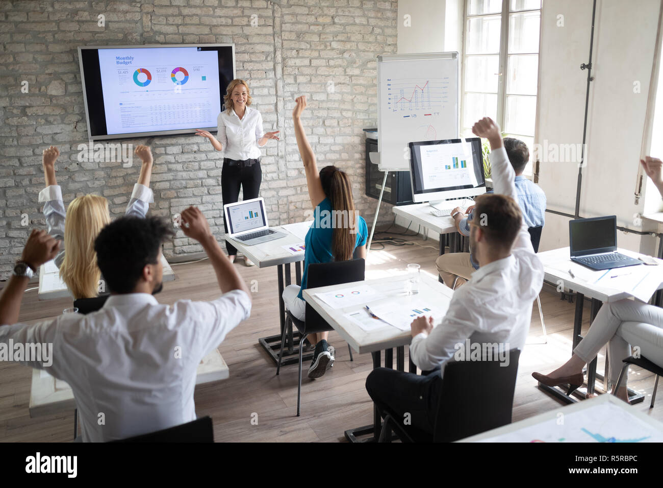 Erfolgreiche glücklichen Gruppe von Menschen lernen Software Engineering und Business während der Präsentation Stockfoto