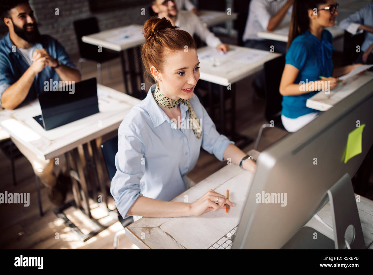 Erfolgreiche glücklichen Gruppe von Menschen lernen Software Engineering und Business während der Präsentation Stockfoto