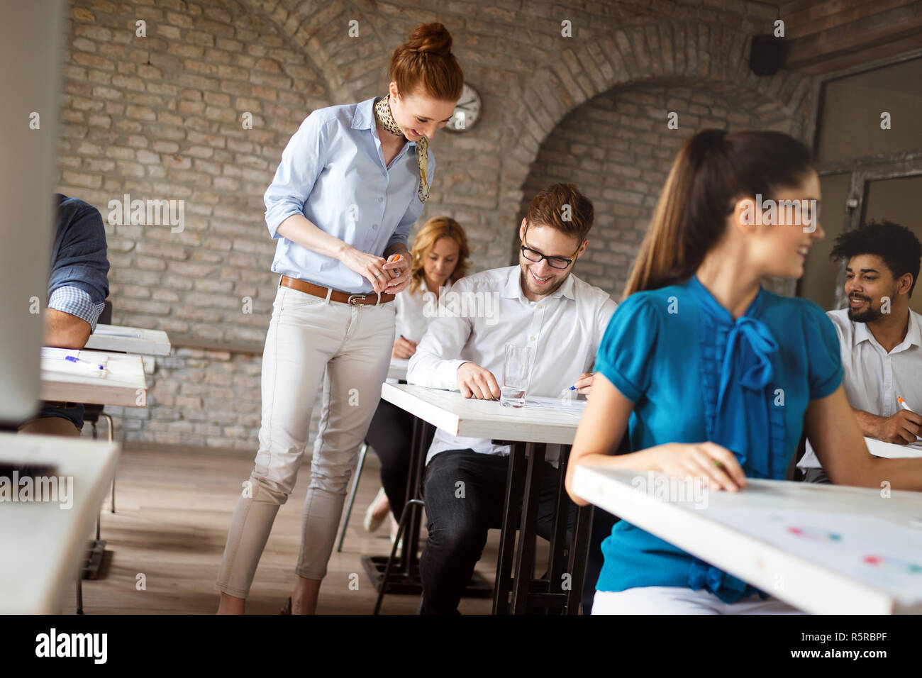 Erfolgreiche glücklichen Gruppe von Menschen lernen Software Engineering und Business während der Präsentation Stockfoto