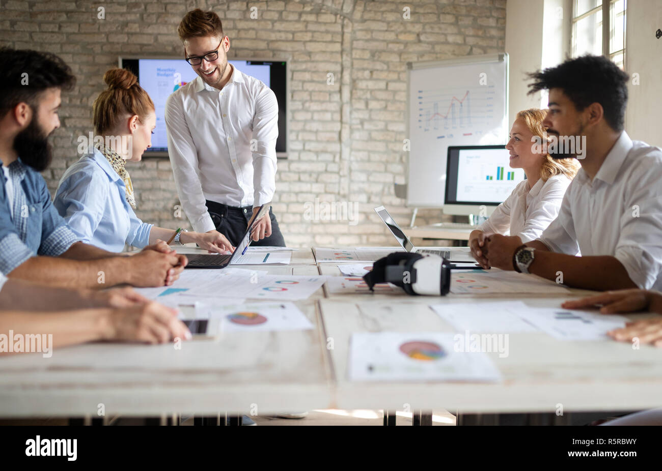 Erfolgreiche glücklichen Gruppe von Menschen lernen Software Engineering und Business während der Präsentation Stockfoto