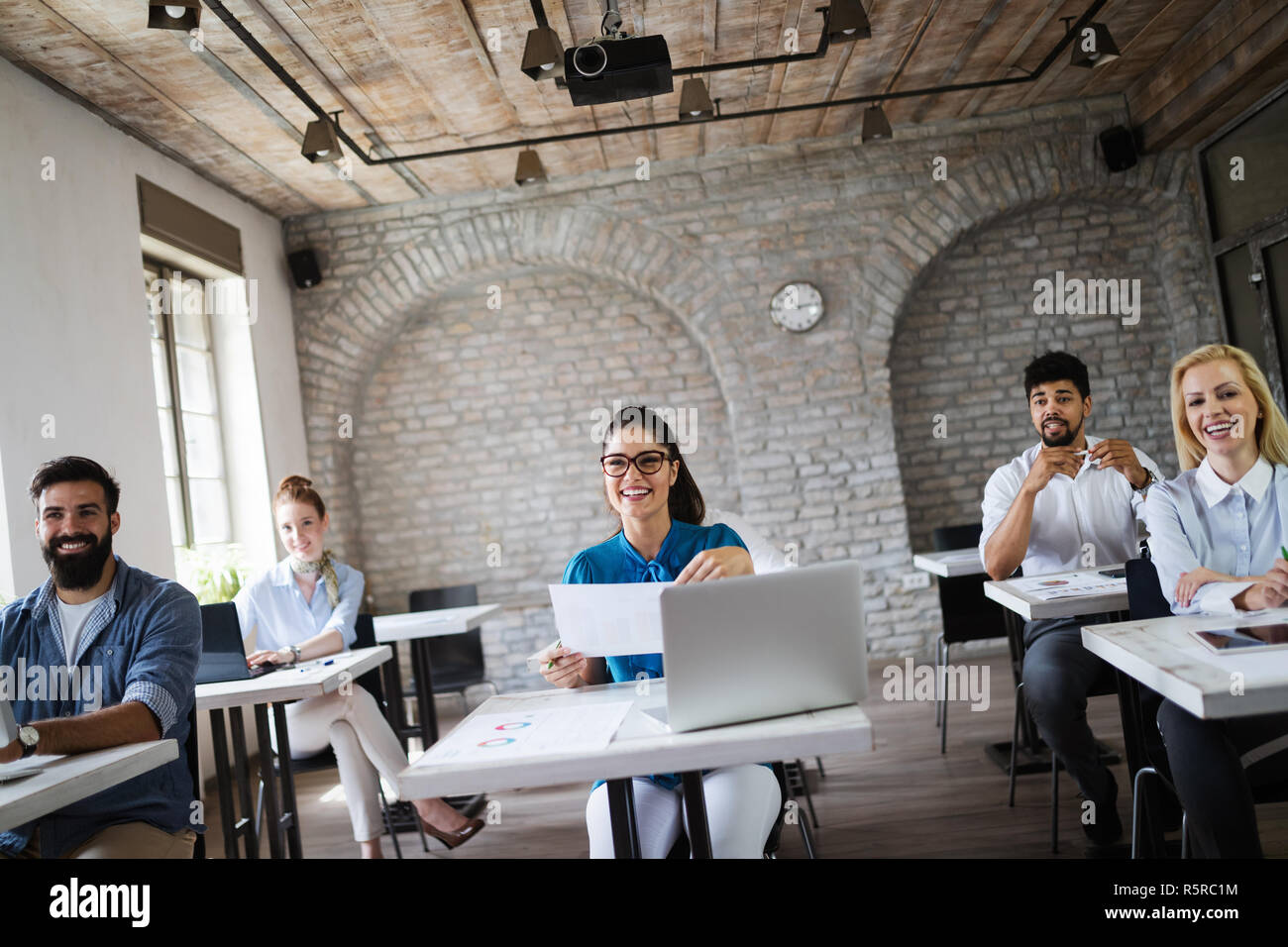 Erfolgreiche glücklichen Gruppe von Menschen lernen Software Engineering und Business während der Präsentation Stockfoto