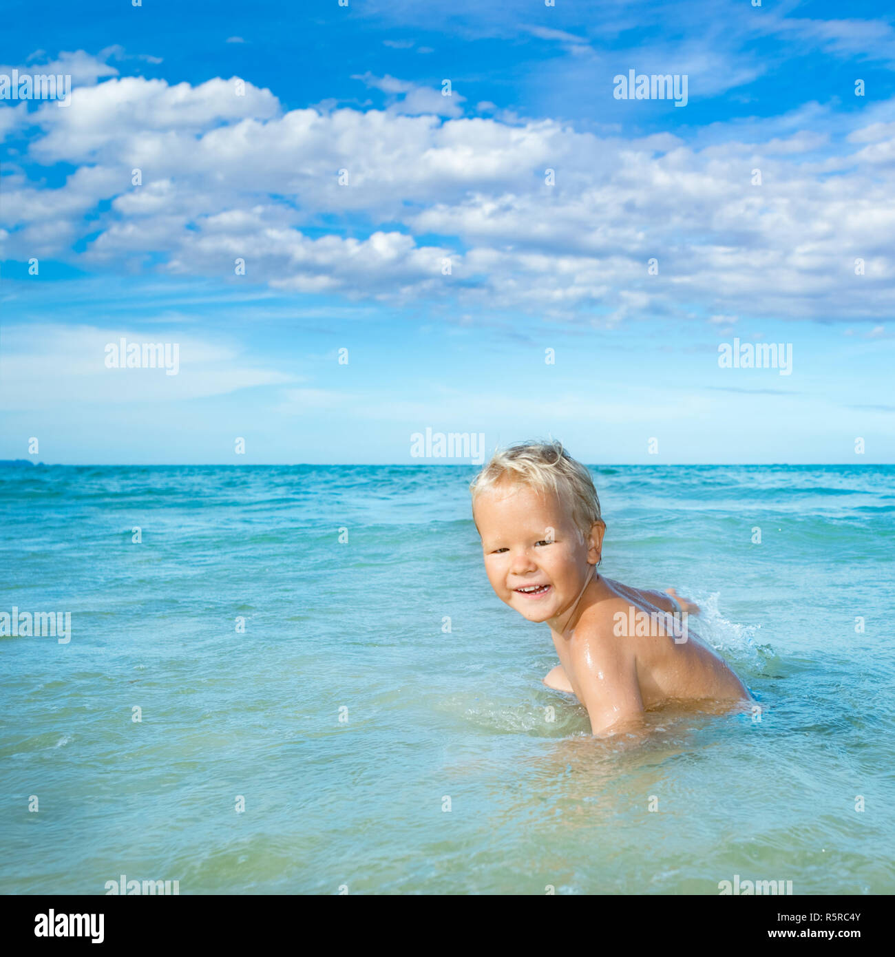 Junge in einem Meer Stockfoto