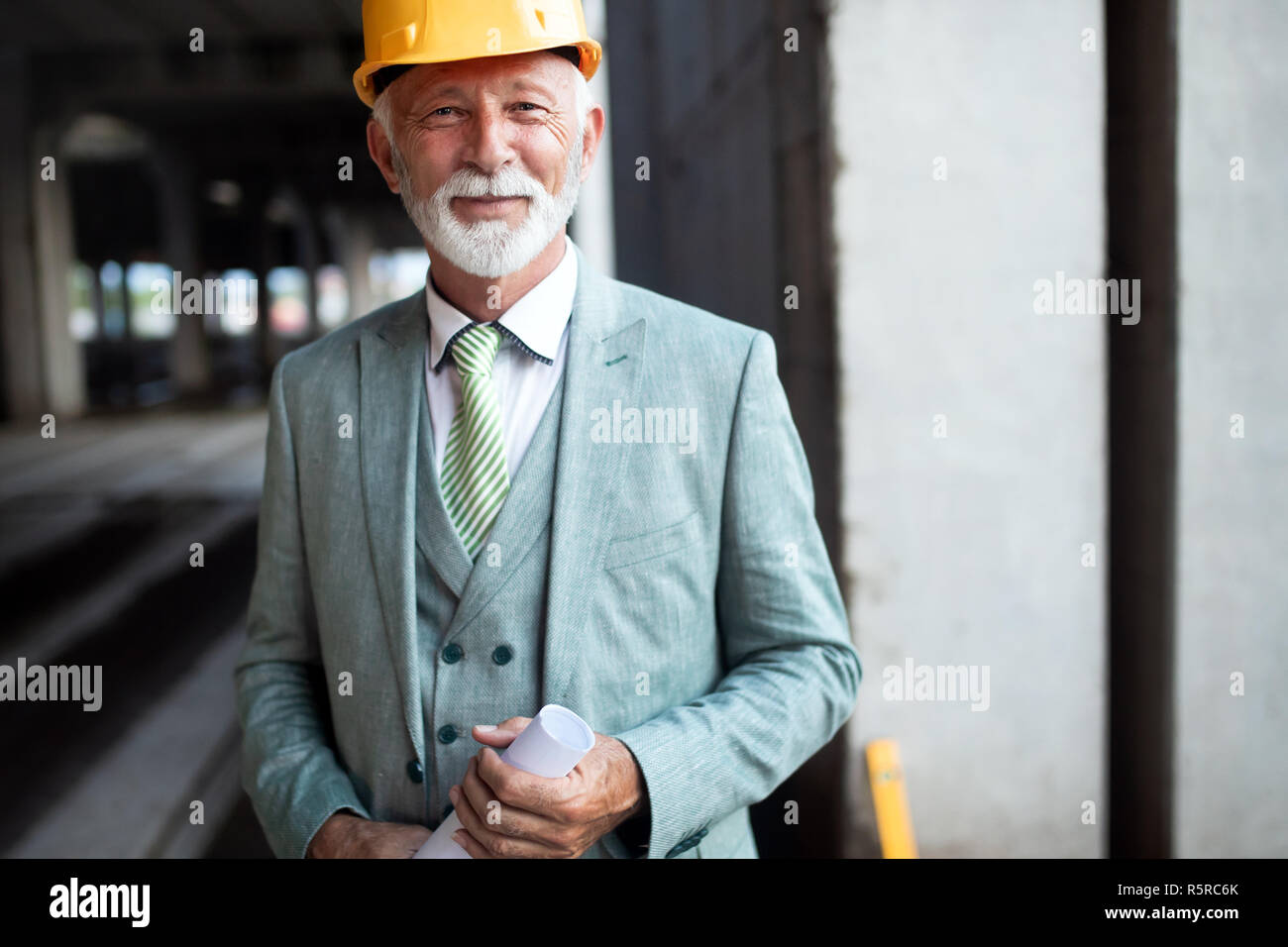 Lächelnd Bauleiter, Techniker, Unternehmer, Architekt auf der Baustelle Stockfoto