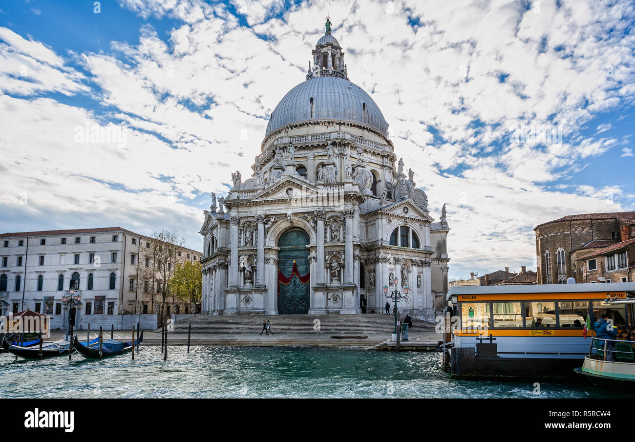 Santa Maria della Salute Kirche am Grand Canal in Venedig, Italien am 27. November 2018 Stockfoto