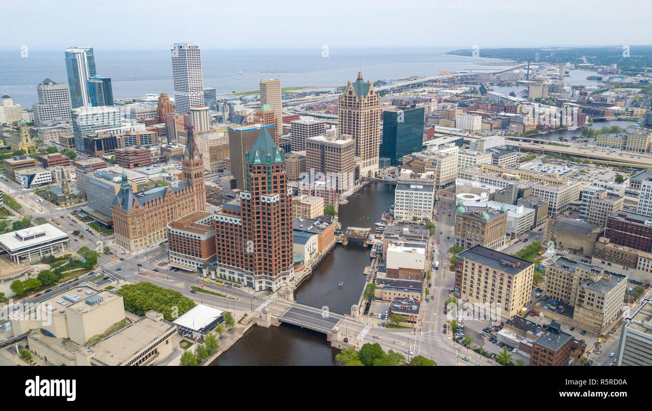 Milwaukee River, die Skyline der Innenstadt von Milwaukee, WI, USA Stockfoto
