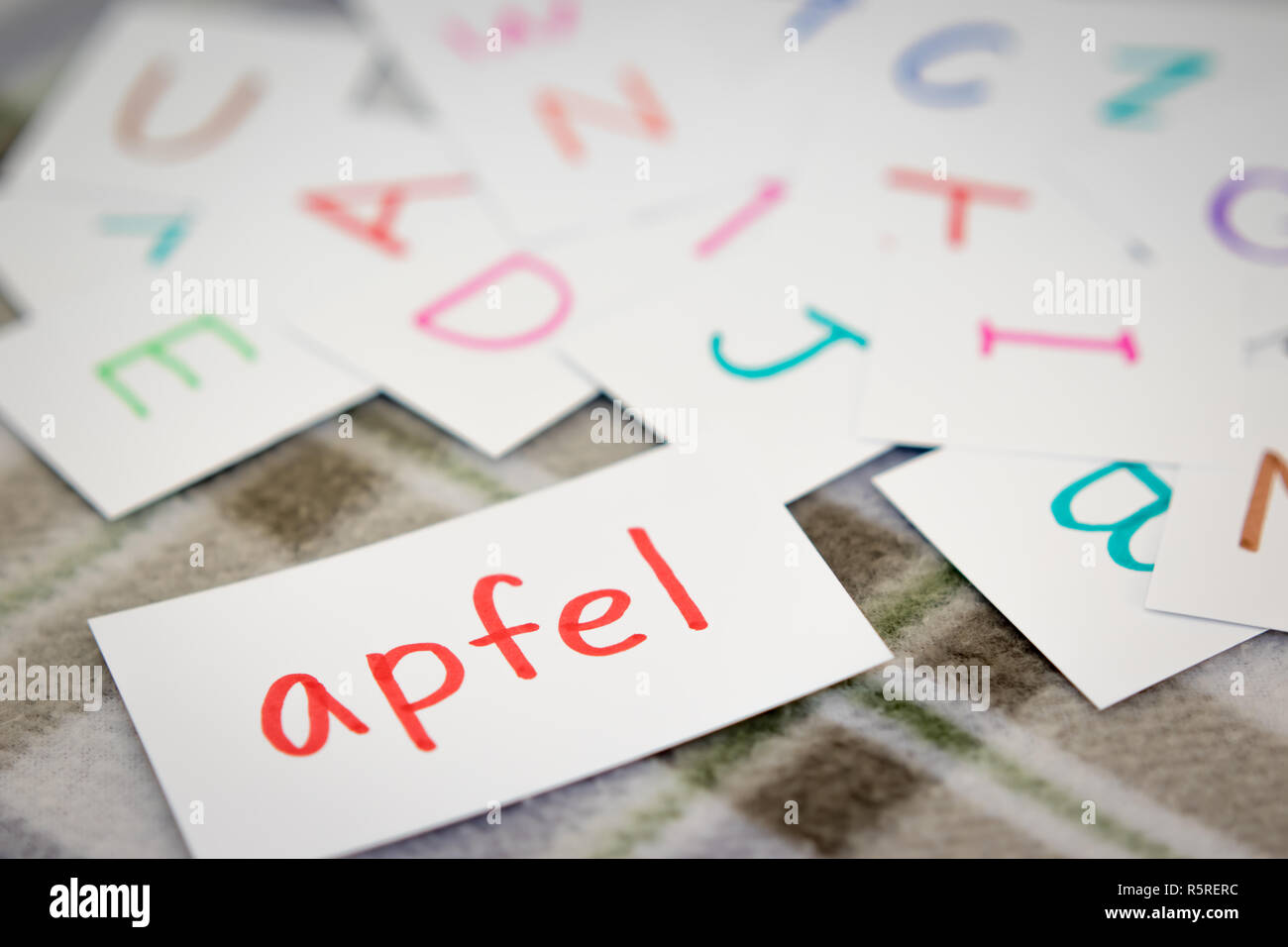 Deutsch lernen das neue Wort mit dem Alphabet Karten APPLE Schreiben Stockfoto