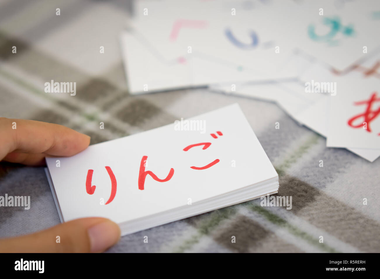 Japanisch lernen das neue Wort mit dem Alphabet Karten APPLE Schreiben Stockfoto