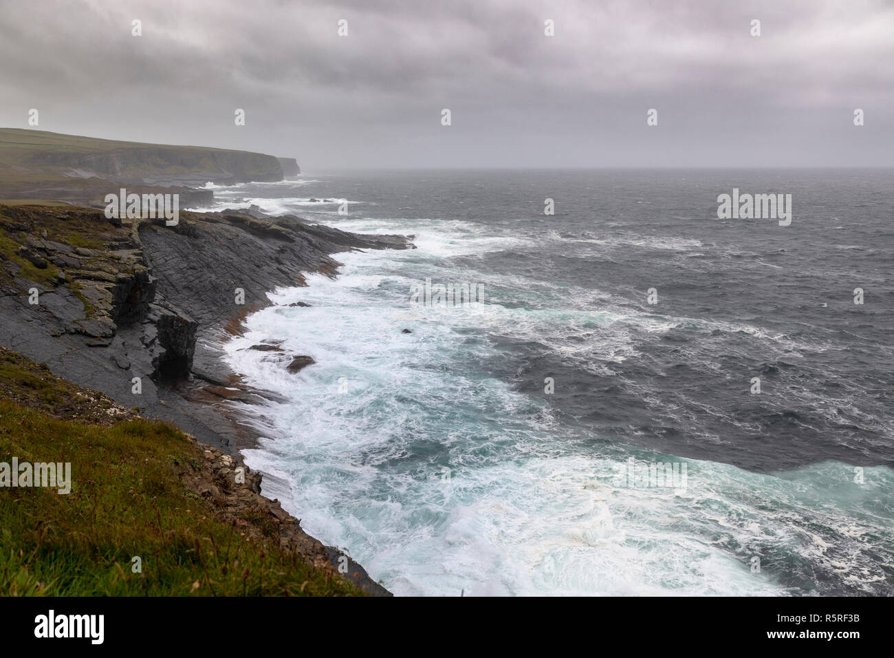 Blick auf die Küste entlang der Küste Illaunonearaun, County Clare, Irland, Europa. Stockfoto