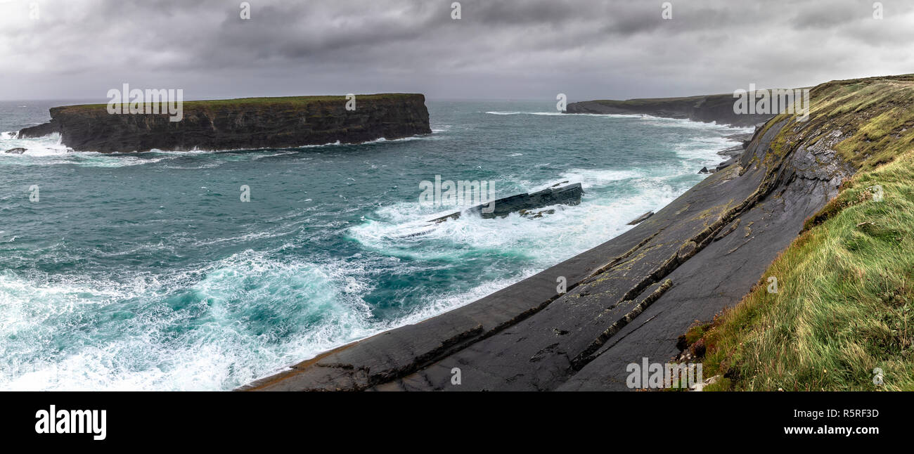 Blick auf die Küste entlang der Küste Illaunonearaun, County Clare, Irland, Europa. Stockfoto