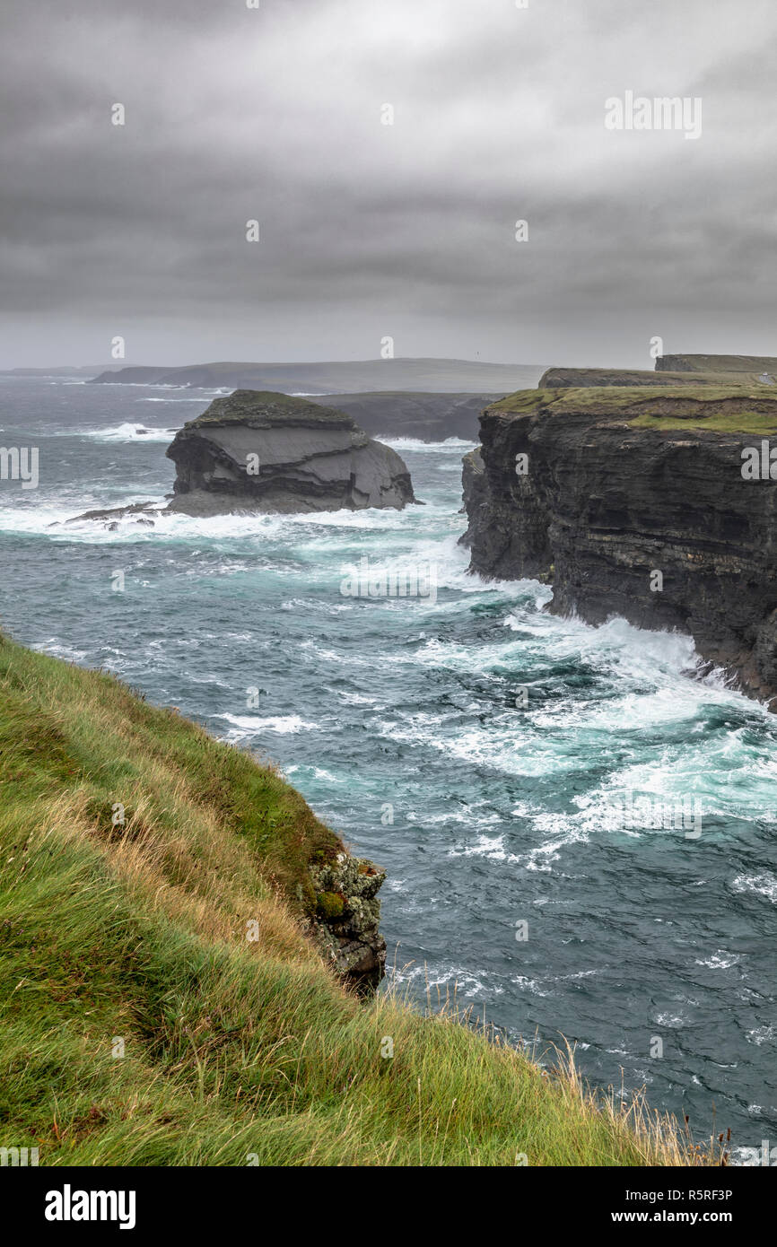 Die Küste in der Nähe von Kilkee, Irland, Europa. Stockfoto