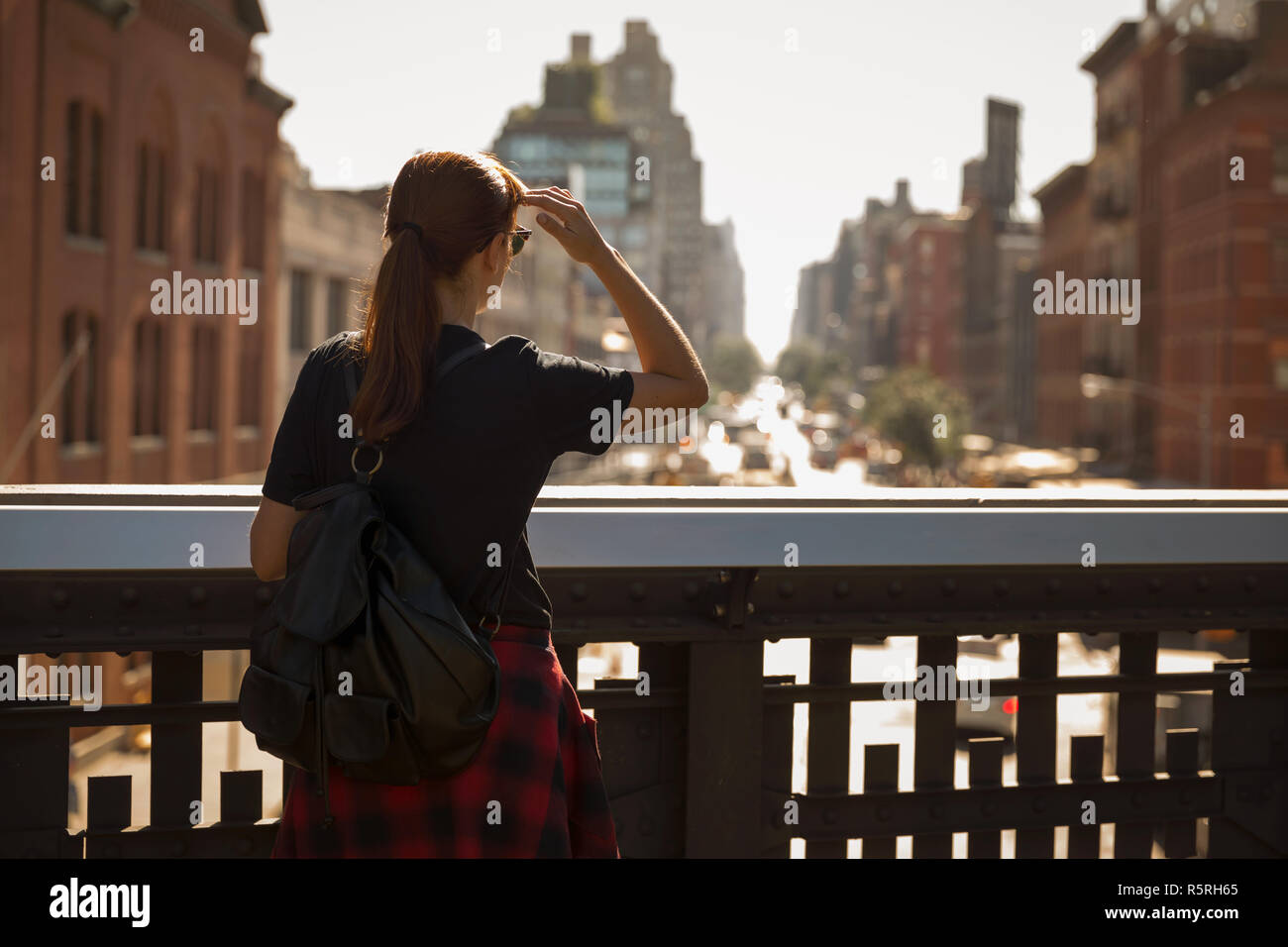 Frau die Stadt genießen Blick auf Manhattan, NYC Stockfoto