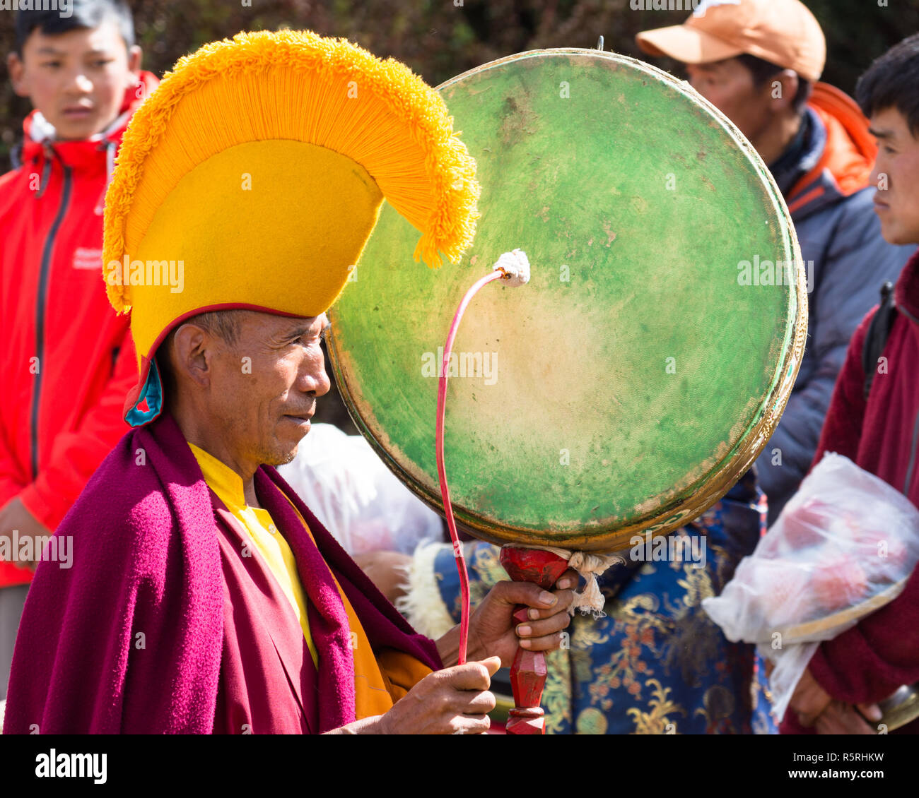 Gelb-hat-buddhistischen Mönch gespielt während der Prozession zu Beginn der Ermächtigung oder Wong Zeremonie, Mani Rimdu Festival, Tengboche, Nepal Stockfoto Gelb-hat-buddhistischen Mönch gespielt während der Prozession zu Beginn der Ermächtigung oder Wong Zeremonie, Mani Rimdu Festival, Tengboche, Nepal Stockfoto
