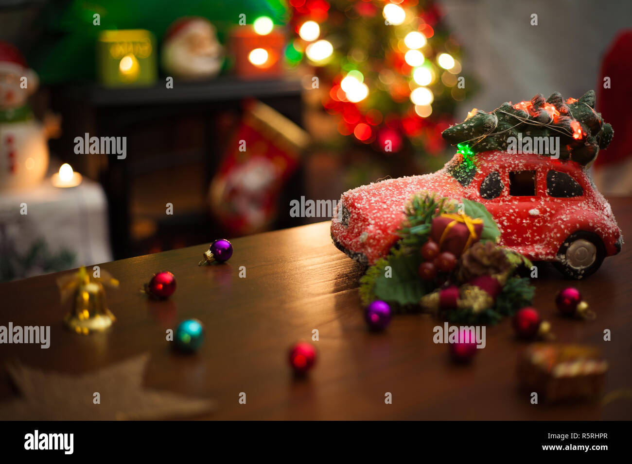 Weihnachtsdekoration Hintergrund mit Weihnachtsbaum auf rotes Auto und Ornamente. Stockfoto