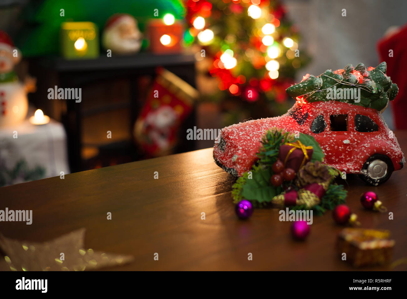 Weihnachtsdekoration Hintergrund mit Weihnachtsbaum auf rotes Auto. Ihren eigenen Text hinzu. Stockfoto