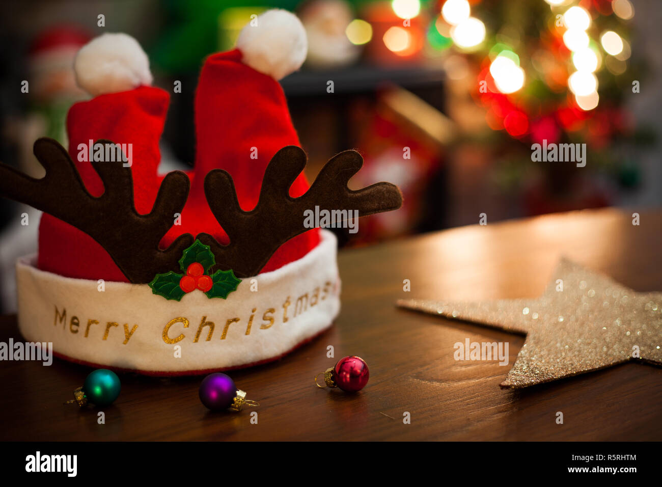 Frohe Weihnachten und guten Rutsch ins neue Jahr Karte mit Dekorationen Stockfoto