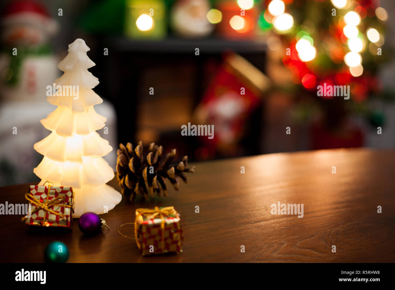 Weihnachtsdekoration Hintergrund mit Kerzenlicht und Ornamente. Ihren eigenen Text hinzu. Stockfoto
