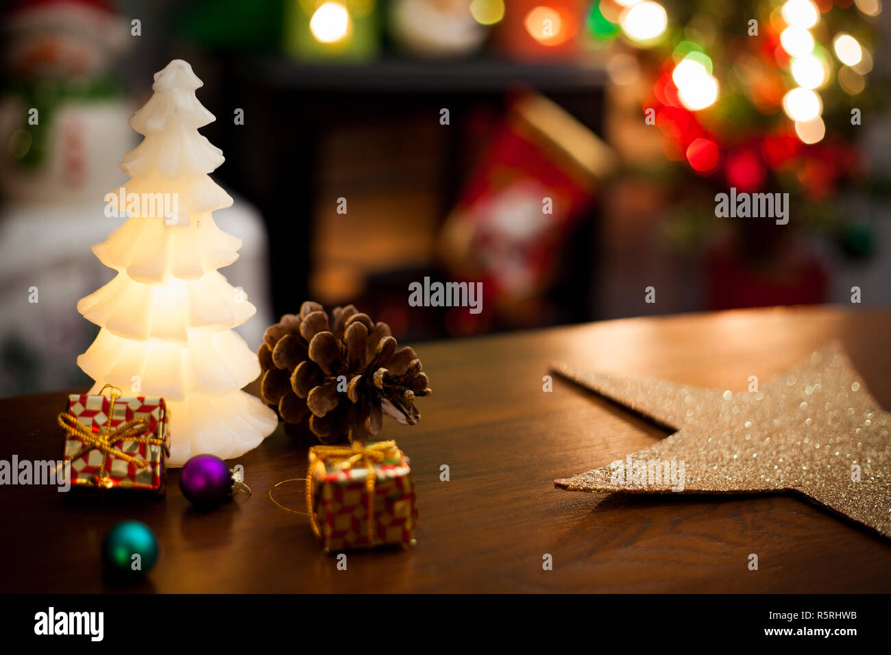 Weihnachtsdekoration Hintergrund mit Kerzenlicht und Ornamente Stockfoto
