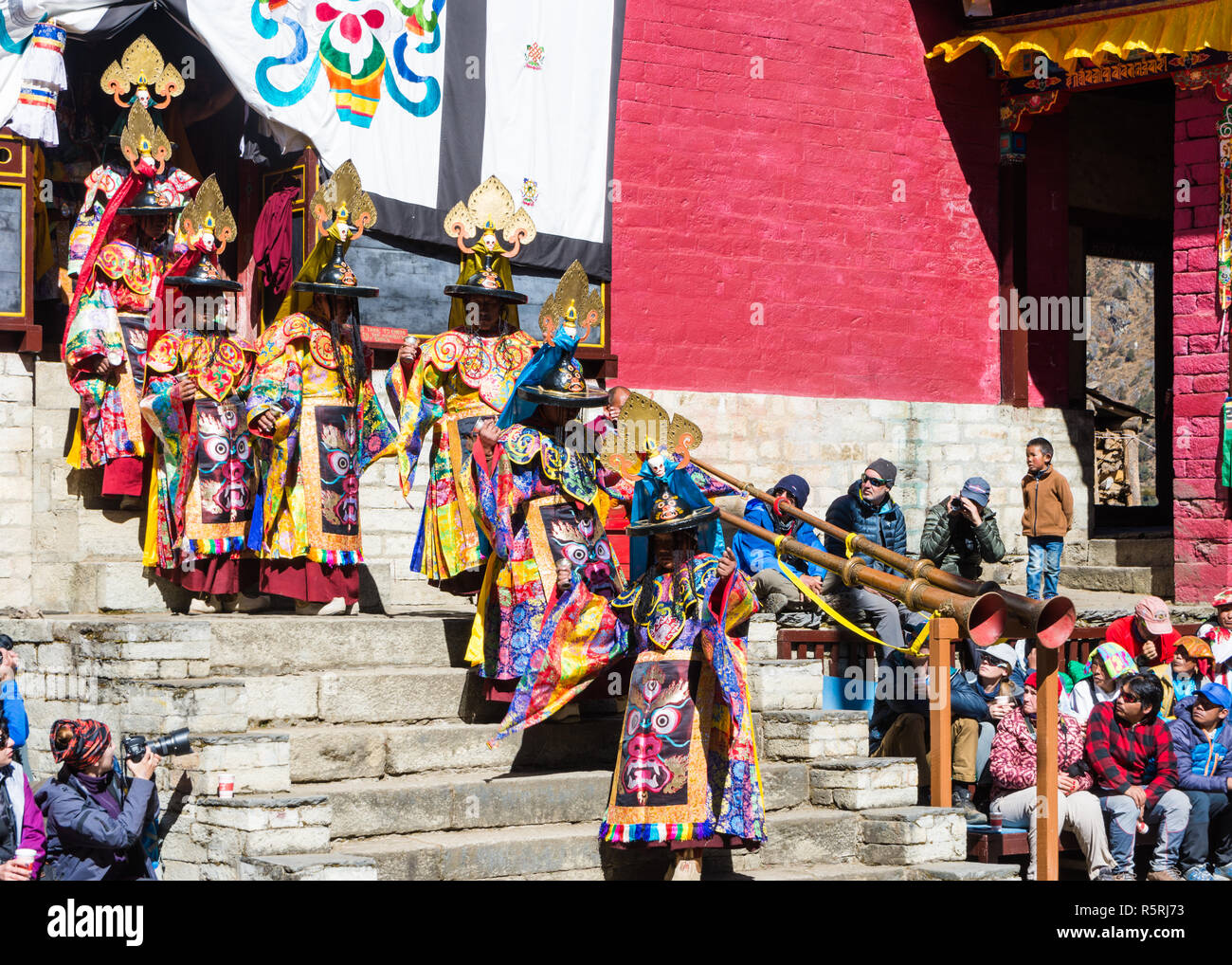 Ser Kyem Tanz durch sechs Ngag-Pa an Mani Rimdu Festival, Tengboche Kloster, Nepal Stockfoto