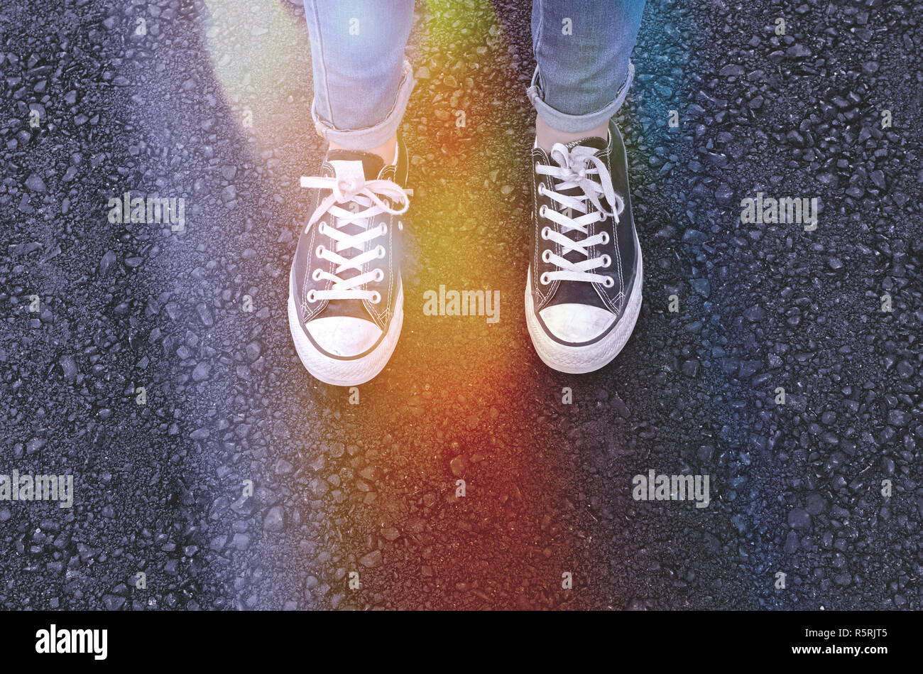 Ansicht von oben abstraktes Bild der Person mit Schuhen über Asphalt. Retro gefiltert und getönten Stockfoto