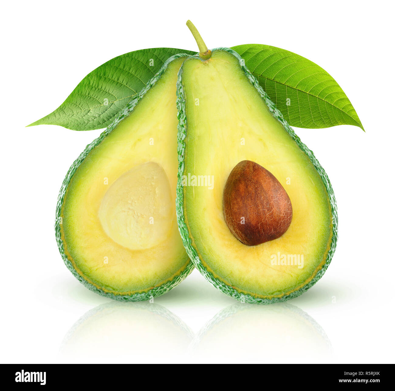 Isolierte Avocado. Zwei avocado Hälften auf weißem Hintergrund mit Freistellungspfad isoliert Stockfoto