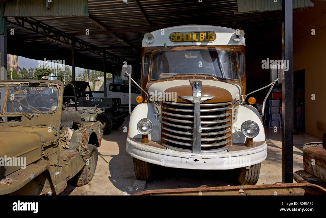 Hino vintage School Bus am Kaffee Krieg cafe Pattaya Thailand. Auch die amerikanische Armee Angebot speichern Stockfoto