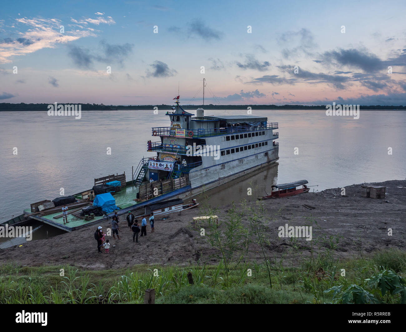 Benjamin Constant, Brasilien - 21. September 2018: eine Passagierfähre und Fracht auf dem Amazonas Stockfoto